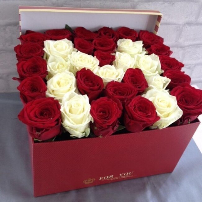 35 Роз.Высота 40см. Коробка квадратная
