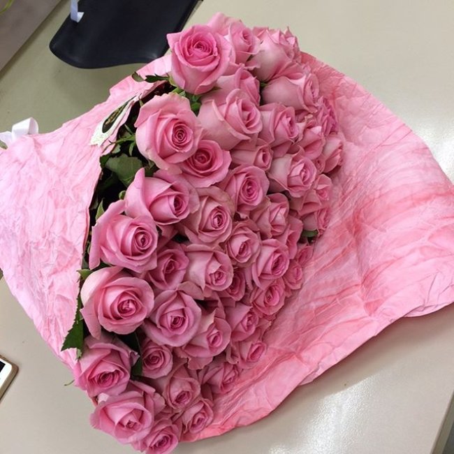 Роза Аква (розовая). Букет из 41 розы. Высота 50 см