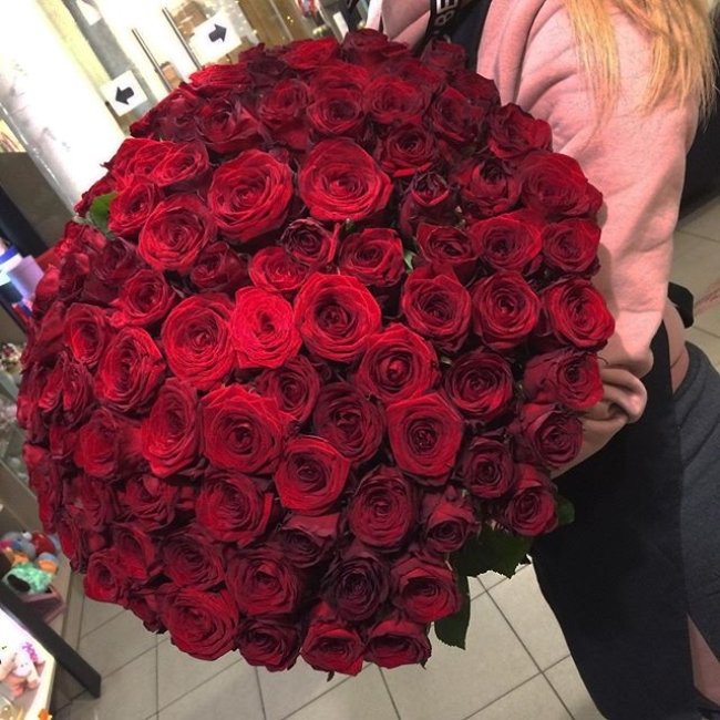 Роза Ред Игл. Букет из 101 розы. Высота 60 см