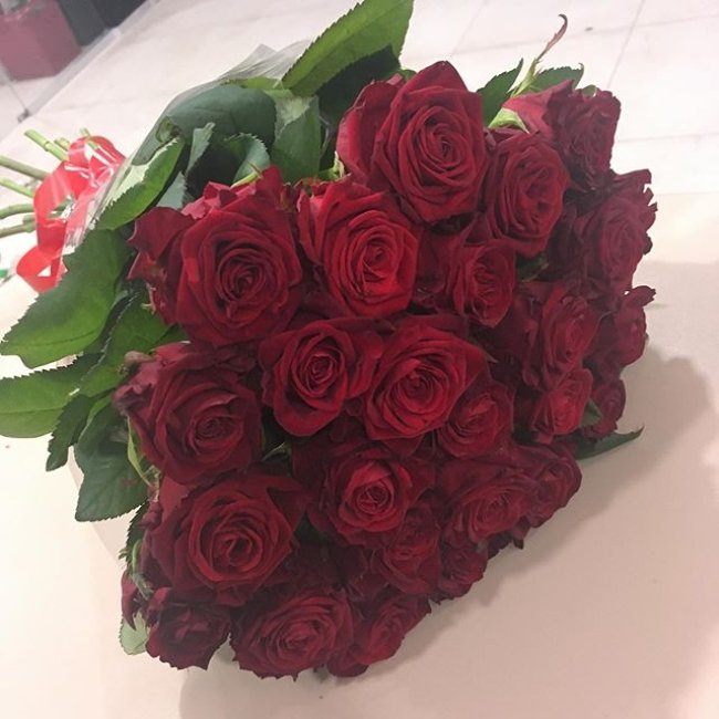 Роза Кон Аморе. Букет из 25 роз. Высота 70 см