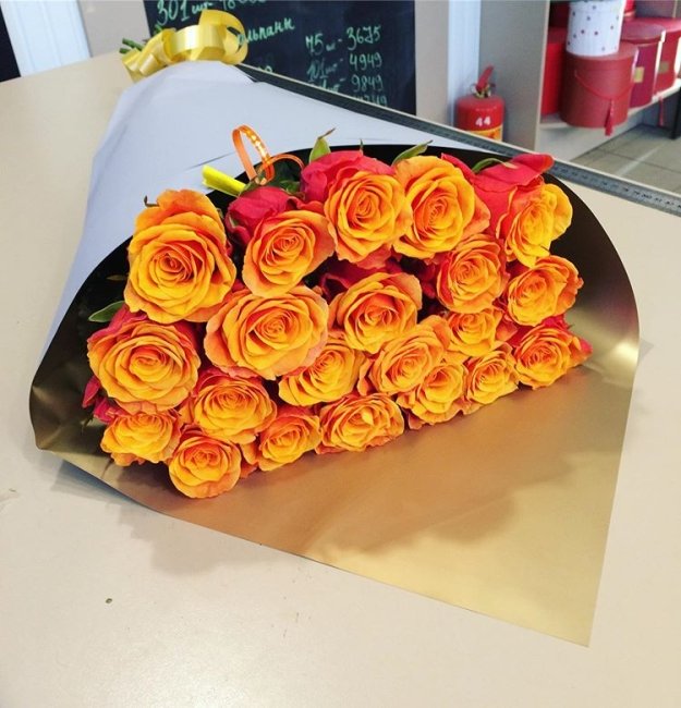 Роза Испания. Букет из 25 роз. Высота 40 см