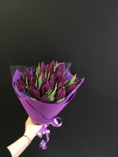 Букет из 75 тюльпанов. фиолетовый