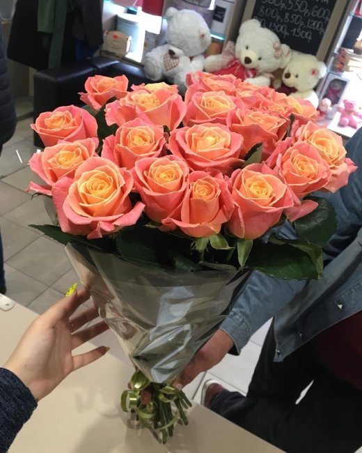 Роза Мисс Пигги (розово-желтая). Букет из 21 розы. Высота 60 см