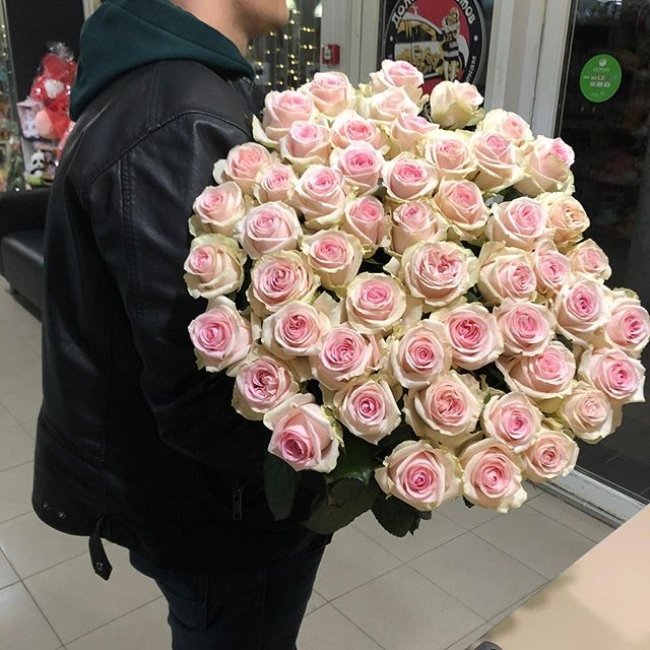 Роза Свит Ревиваль. Букет из 75 роз. Высота 70 см