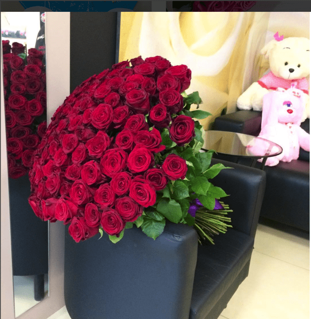 Роза Ред Наоми (красная). Букет из 75 роз. Высота 60 см
